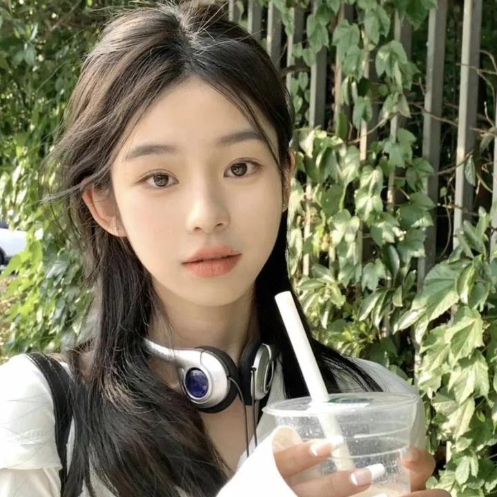 落在她身边