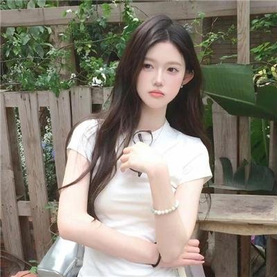 出墙红杏两家春